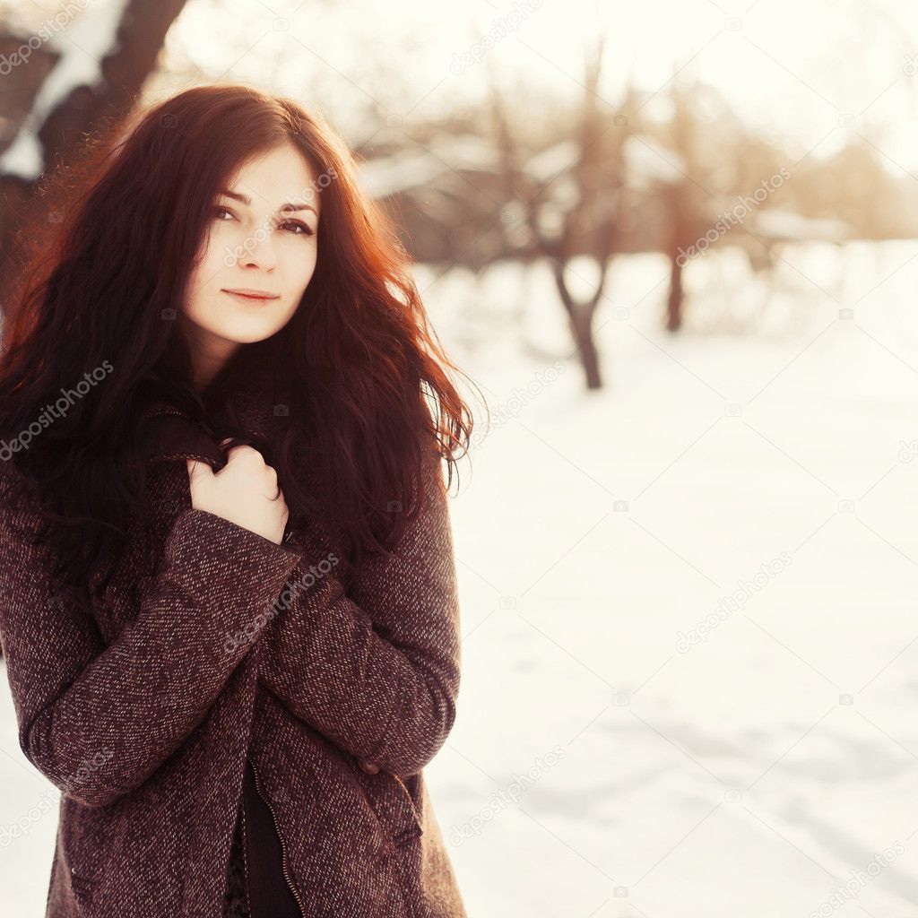 pretty brunette posing in winter park.