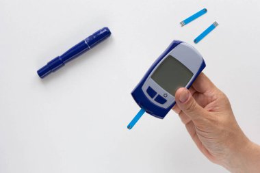 Beyaz arka planda test şeridi olan bir kadının el kamerasının üst görüntüsü