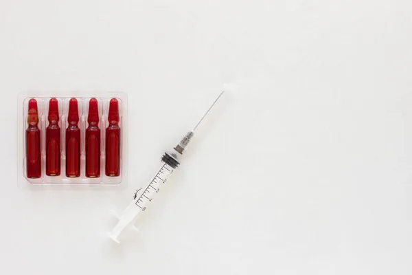 Enjeksiyon için B vitamini grubuna sahip ampullerin ve şırıngaların üst görünümü ve beyaz arkaplanda kopyalama alanı — Stok fotoğraf