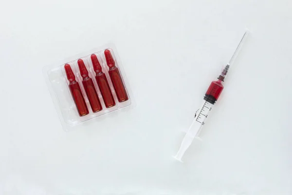 Beyaz Zemin Üzerinde Enjeksiyon Için Vitamini Grubuna Sahip Ampullerin Şırınga — Stok fotoğraf