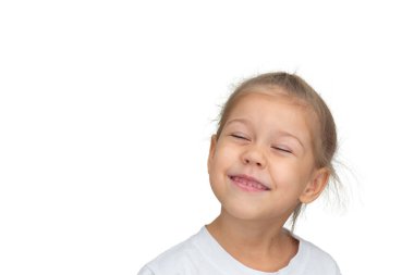 İzole edilmiş beyaz sarışın gülümseyen ve rüya gören 5 yaşındaki küçük kız başını kaldırmış fotokopi çekilen beyaz arka planda beyaz gözleri var.