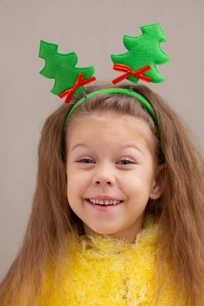 Sorrindo Engraçado Caucasiano Menina Anos Com Árvores Natal Aro Cabeça — Fotografia de Stock