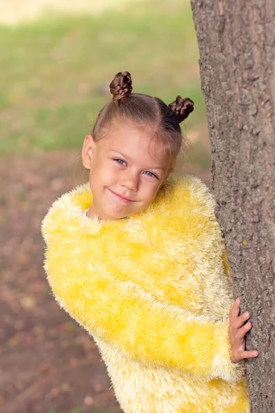 Alegre Caucasiano Sorrindo Bonito Menina Cinco Anos Olhando Para Câmera — Fotografia de Stock