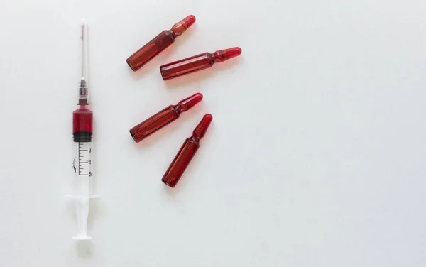 Enjeksiyon için B vitamini grubuna sahip şırınga namlusunun üst görüntüsü ve beyaz arkaplanda ampuller — Stok fotoğraf