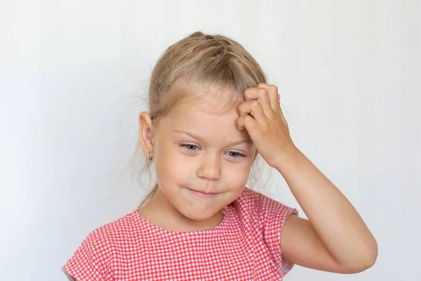 Retrato Niño Niño Caucásico Sonriente Pensante Niña Años Sobre Fondo — Foto de Stock