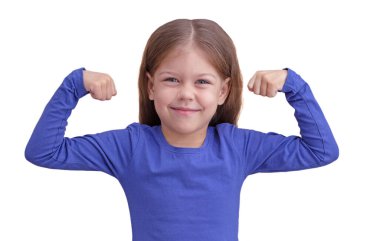 Mutlu ve gülümseyen çocuk kaslarını gösteriyor. Güçlü bir adam gibi kollarını kaldırıyor. Beyaz arka planda izole edilmiş.