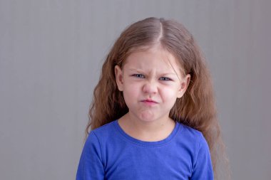 Surat asıyorsun küçük kız.