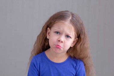 Surat asıyorsun küçük kız.