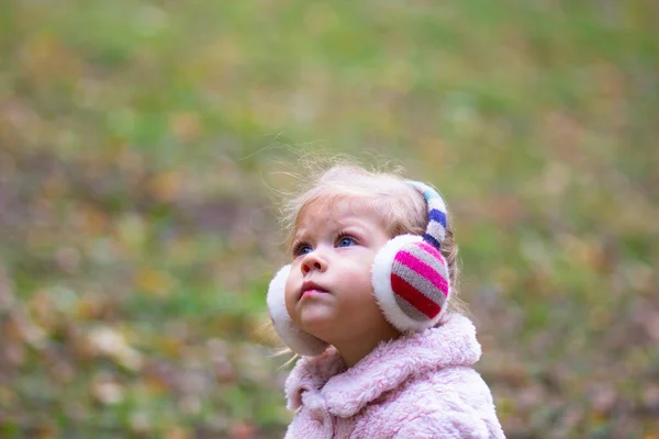 Chermosa Chica Seria Lttle Mirando Hacia Arriba Parque Otoño —  Fotos de Stock