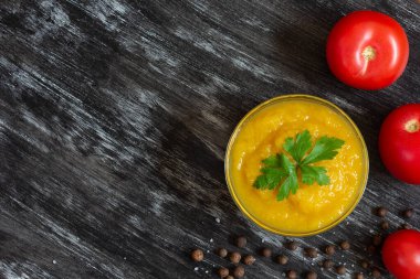 Siyah arka plan üzerinde Squash havyar