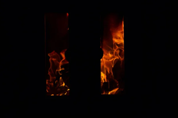 Zamknij Ogień Ciemnym Kominku Ciemności — Zdjęcie stockowe