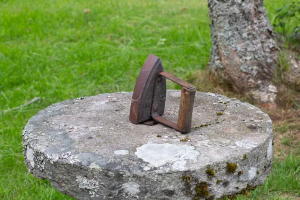 Altes Eisen Auf Stein Steht Draußen — Stockfoto