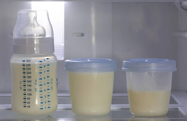 Хранение Грудного Молока Хранящегося Холодильнике Стоковое Изображение