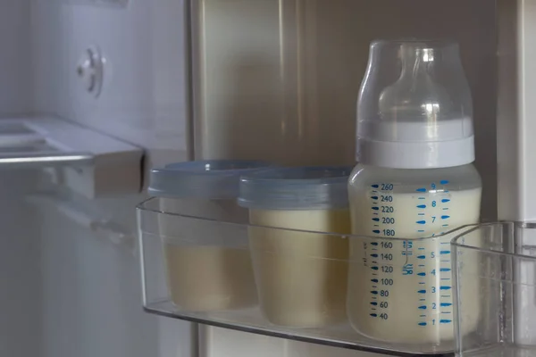 Зберігання Грудного Молока Боці Холодильника Ліцензійні Стокові Зображення