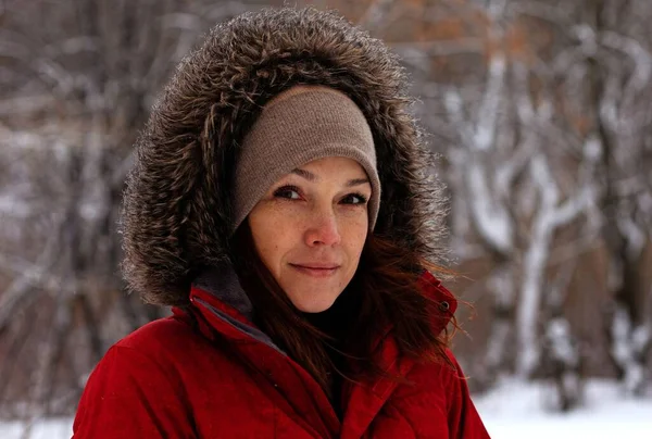 Портрет Кавказької Усміхненої Жінки Середнього Віку Спокійним Поглядом Камеру Зимовий Ліцензійні Стокові Фото