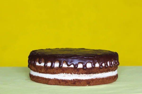 Шоколадный Торт Белым Кремом Шоколадными Капельками Желтом Фоне — стоковое фото