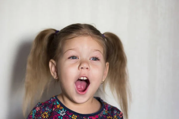 Portret Zabawnej Białej Białej Dziewczynki Wieku Trzech Lat Otwartymi Ustami — Zdjęcie stockowe
