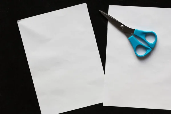 Due Pezzi Foglio Rettangolare Carta Forbici Sfondo Nero — Foto Stock