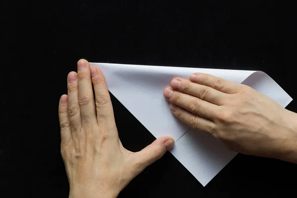 Donna Mani Pieghevole Foglio Rettangolare Carta Renderlo Quadrato Sfondo Nero — Foto Stock