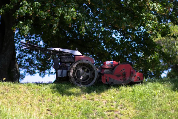 Traktor För Gräsklippare Sommarparken — Stockfoto
