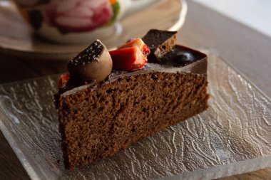 Tabakta yatan çikolatalı kek parçası