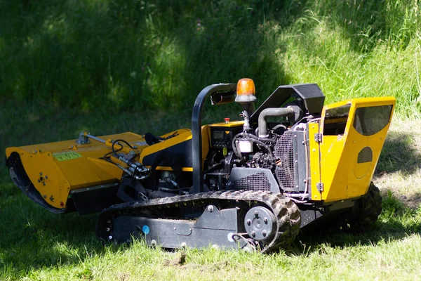 Traktor Für Rasenmähen Sommerpark — Stockfoto