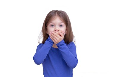 Beyaz arka planda izole edilmiş hiçbir şey olmadığını söyleyen, beş yıllık beyaz bir kızın beline bakan komik, şaşkın çocuk.