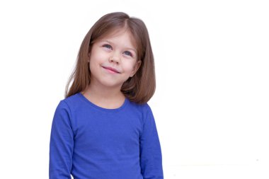 Beyaz arka planda izole edilmiş gülümseyen mutlu çocuk, 5 yıllık beyaz bir kızın beline bakıyor.