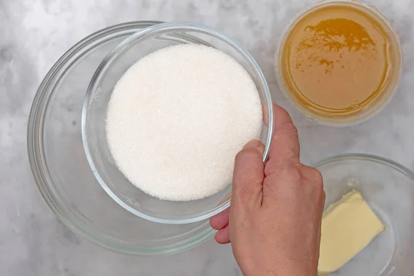 Vista Superior Mano Mujer Poniendo Azúcar Tazón Cristal Como Ingrediente —  Fotos de Stock