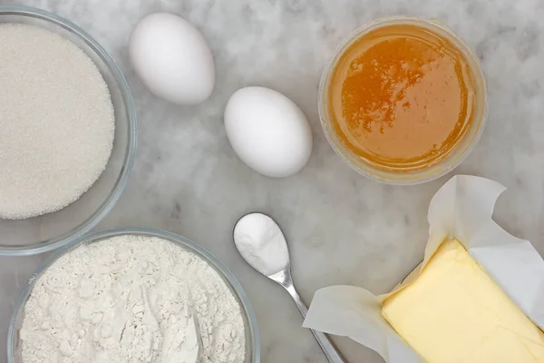 Вид Зверху Цукор Борошно Яйця Харчова Сода Масло Мед Інгредієнти — стокове фото