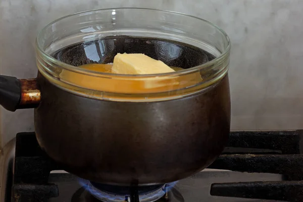 上にケーキMedovikの成分として鍋にガラスボウルに砂糖 バター 蜂蜜とベインマリー — ストック写真