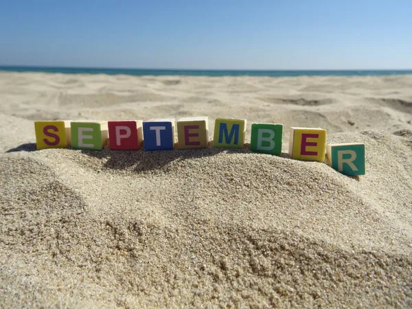 Σεπτέμβριος Λέξη Γραμμένο Πολύχρωμα Ξύλινα Κύβους Στην Άμμο Παραλία — Φωτογραφία Αρχείου