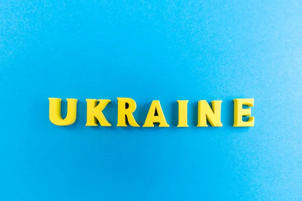 Назва України Написана Жовтими Літерами Простому Фоні — стокове фото