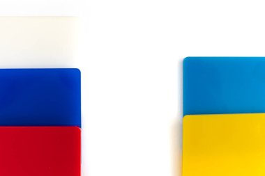 Aralarında boşluk olan Ukrayna ve Rus bayrakları
