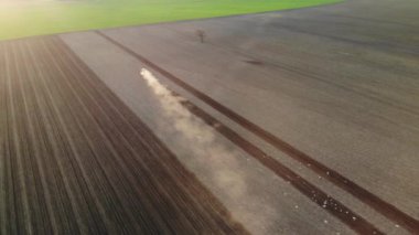 Gün batımında Tarım Topraklarının Bahar Yetiştirilmesi