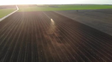 Gün batımında Tarım Topraklarının Bahar Yetiştirilmesi