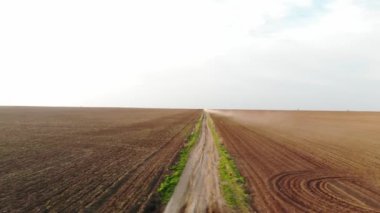 Gün batımında Tarım Topraklarının Bahar Yetiştirilmesi