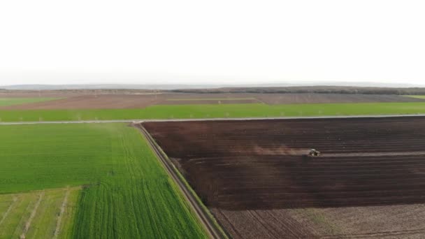Jarní Pěstování Zemědělské Půdy Při Západu Slunce — Stock video