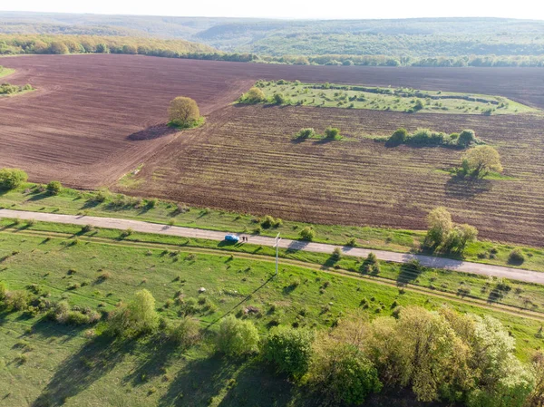 Auto Und Menschen Auf Verlassener Straße Der Natur Stockfoto