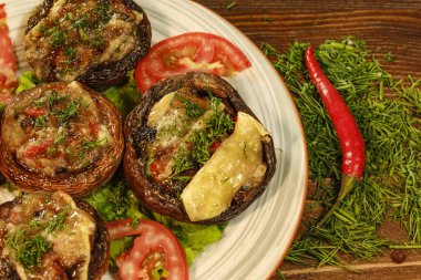Krem peynirli mantar kapaklı Makro shot ve acı biberle süslenmiş diğer malzemeler. Restoran yemekleri yakın plan.