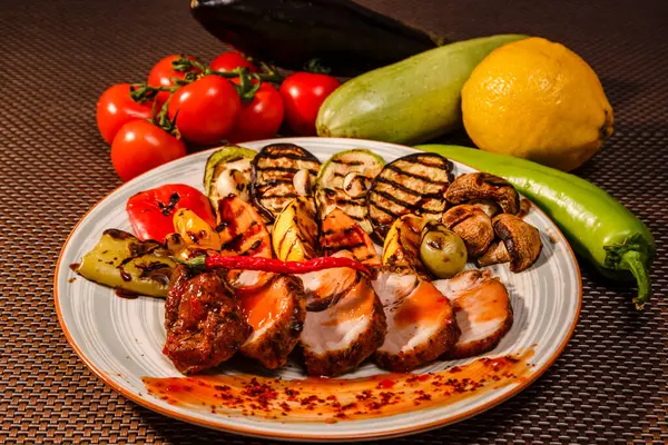 Plate Full Tasty Grilled Meat Served Sauce Pepper Lots Ingredients — Stock Photo, Image