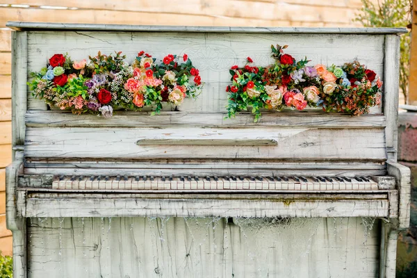 Outdoor Decorative Retro White Piano Flower Ornaments Water Cascade Decorative — Stockfoto