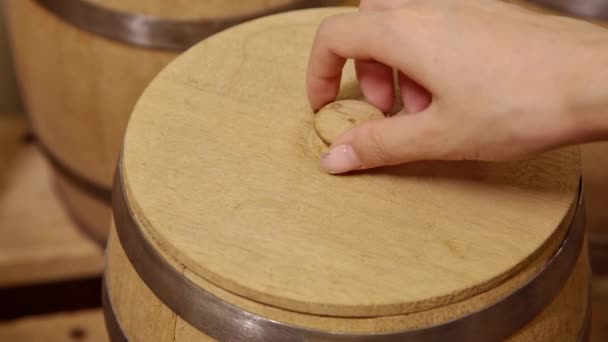 Woman Hand Opening Cover Wooden Barrel Full Fresh Roasted Coffee — Stock Video