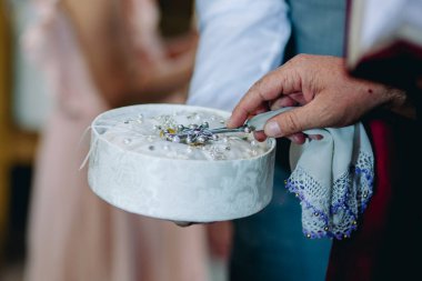 Ermeni kilisesindeki papazın yakınlaşması yüzüklere haç takıyor ve yeni evli çiftleri kutsuyor. Düğün ritüeli