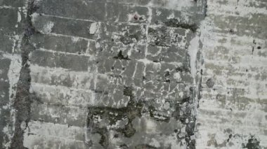 Çürümüş betonla terk edilmiş boş yüzme havuzunun havadan görünüşü