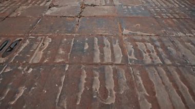 Terk edilmiş eğlence parkında paslı metal yüzey görüntüleri.