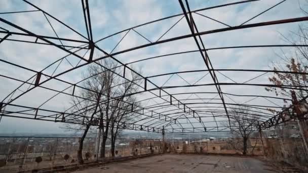 Стабильный снимок заброшенного и поврежденного парка аттракционов на бампере — стоковое видео
