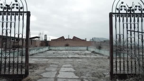 Niski kąt widzenia opuszczony pusty basen z rozkładanym betonem — Wideo stockowe