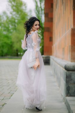 Nedimenin yürüdüğünü ve kameraya baktığını görüyorum. Nedime fotoğrafı.