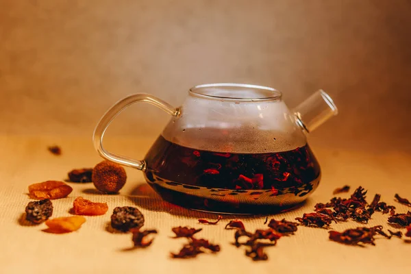 Glasteekanne Voll Heißen Tees Mit Getrockneten Rosafarbenen Teeblättern Warmer Tee — Stockfoto